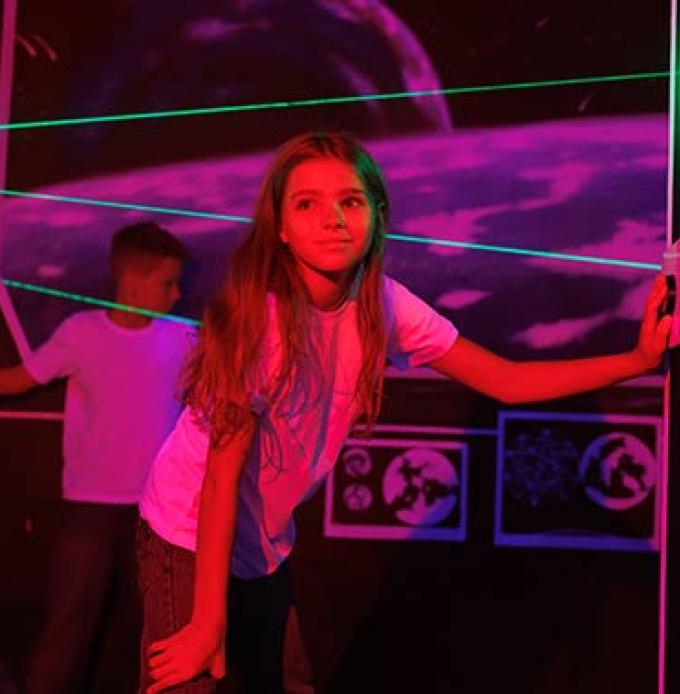 Kinder spielen in einem exklusiven Laserk&auml;fig. (Foto: &copy; Studio Peace, Adobe Stock)