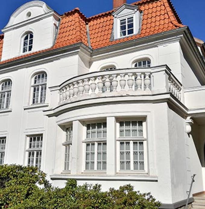 Exklusive Villen, Penthouses oder Ferienresidenzen ben&ouml;tigen kontinuierliche Pflege und professionelle Betreuung. Wir von YAIR bieten Ihnen diesen Service! (Foto: &copy; Martin Debus, Adobe Stock)